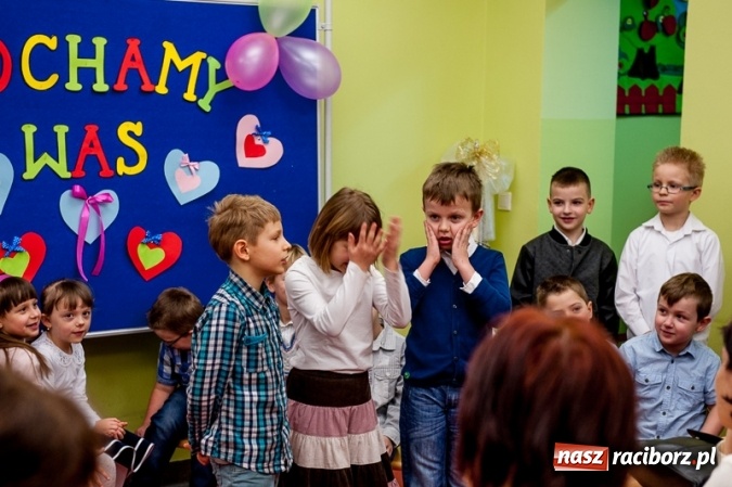 Zdjęcie w galerii na portalu naszraciborz.pl: Wczoraj w Szkole Podstawowej nr 13 dzieci świętowały Dzień Babci i Dziadka wiadomości z regionu