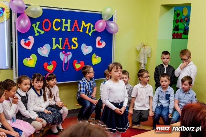 Zdjęcie w galerii na portalu naszraciborz.pl: Wczoraj w Szkole Podstawowej nr 13 dzieci świętowały Dzień Babci i Dziadka wiadomości z regionu