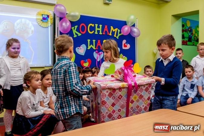 Zdjęcie w galerii na portalu naszraciborz.pl: Wczoraj w Szkole Podstawowej nr 13 dzieci świętowały Dzień Babci i Dziadka wiadomości z regionu