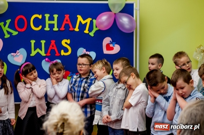 Zdjęcie w galerii na portalu naszraciborz.pl: Wczoraj w Szkole Podstawowej nr 13 dzieci świętowały Dzień Babci i Dziadka wiadomości z regionu