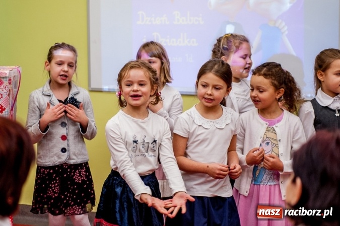 Zdjęcie w galerii na portalu naszraciborz.pl: Wczoraj w Szkole Podstawowej nr 13 dzieci świętowały Dzień Babci i Dziadka wiadomości z regionu
