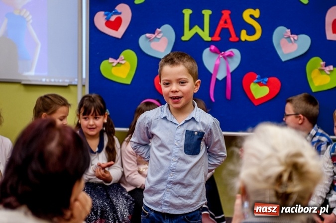 Zdjęcie w galerii na portalu naszraciborz.pl: Wczoraj w Szkole Podstawowej nr 13 dzieci świętowały Dzień Babci i Dziadka wiadomości z regionu