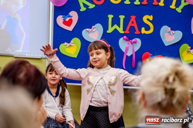 Zdjęcie w galerii na portalu naszraciborz.pl: Wczoraj w Szkole Podstawowej nr 13 dzieci świętowały Dzień Babci i Dziadka wiadomości z regionu