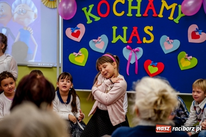 Zdjęcie w galerii na portalu naszraciborz.pl: Wczoraj w Szkole Podstawowej nr 13 dzieci świętowały Dzień Babci i Dziadka wiadomości z regionu