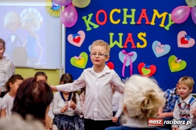 Zdjęcie w galerii na portalu naszraciborz.pl: Wczoraj w Szkole Podstawowej nr 13 dzieci świętowały Dzień Babci i Dziadka wiadomości z regionu