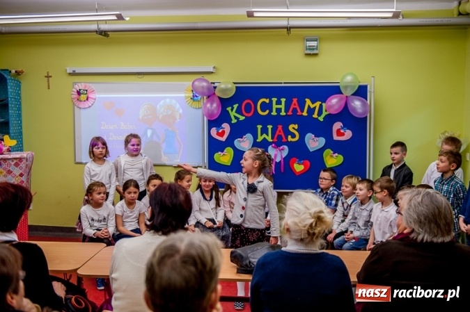 Zdjęcie w galerii na portalu naszraciborz.pl: Wczoraj w Szkole Podstawowej nr 13 dzieci świętowały Dzień Babci i Dziadka wiadomości z regionu