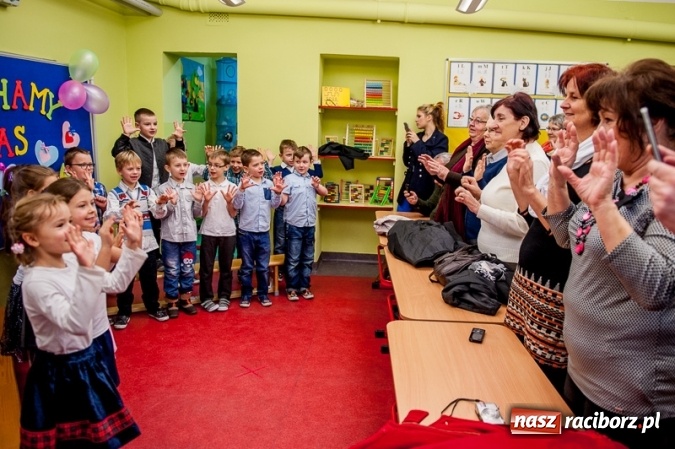 Zdjęcie w galerii na portalu naszraciborz.pl: Wczoraj w Szkole Podstawowej nr 13 dzieci świętowały Dzień Babci i Dziadka wiadomości z regionu