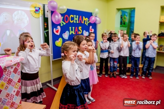 Zdjęcie w galerii na portalu naszraciborz.pl: Wczoraj w Szkole Podstawowej nr 13 dzieci świętowały Dzień Babci i Dziadka wiadomości z regionu