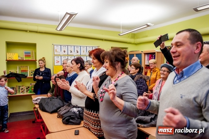 Zdjęcie w galerii na portalu naszraciborz.pl: Wczoraj w Szkole Podstawowej nr 13 dzieci świętowały Dzień Babci i Dziadka wiadomości z regionu