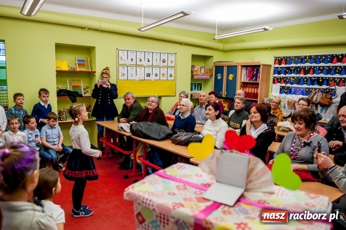 Zdjęcie w galerii na portalu naszraciborz.pl: Wczoraj w Szkole Podstawowej nr 13 dzieci świętowały Dzień Babci i Dziadka wiadomości z regionu