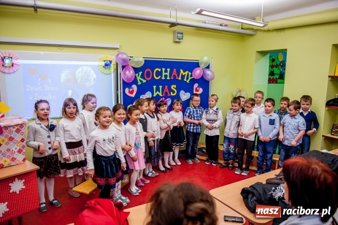 Zdjęcie w galerii na portalu naszraciborz.pl: Wczoraj w Szkole Podstawowej nr 13 dzieci świętowały Dzień Babci i Dziadka wiadomości z regionu