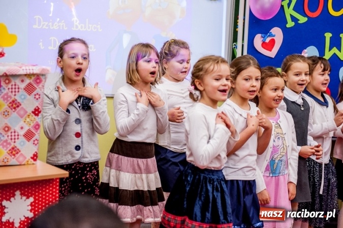 Zdjęcie w galerii na portalu naszraciborz.pl: Wczoraj w Szkole Podstawowej nr 13 dzieci świętowały Dzień Babci i Dziadka wiadomości z regionu