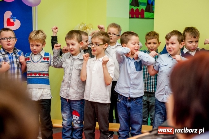 Zdjęcie w galerii na portalu naszraciborz.pl: Wczoraj w Szkole Podstawowej nr 13 dzieci świętowały Dzień Babci i Dziadka wiadomości z regionu