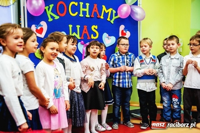 Zdjęcie w galerii na portalu naszraciborz.pl: Wczoraj w Szkole Podstawowej nr 13 dzieci świętowały Dzień Babci i Dziadka wiadomości z regionu