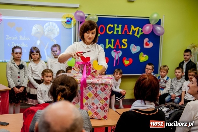 Zdjęcie w galerii na portalu naszraciborz.pl: Wczoraj w Szkole Podstawowej nr 13 dzieci świętowały Dzień Babci i Dziadka wiadomości z regionu