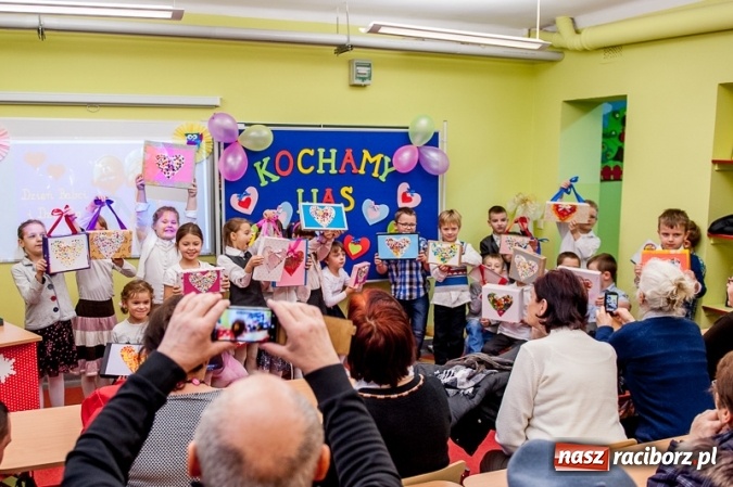 Zdjęcie w galerii na portalu naszraciborz.pl: Wczoraj w Szkole Podstawowej nr 13 dzieci świętowały Dzień Babci i Dziadka wiadomości z regionu