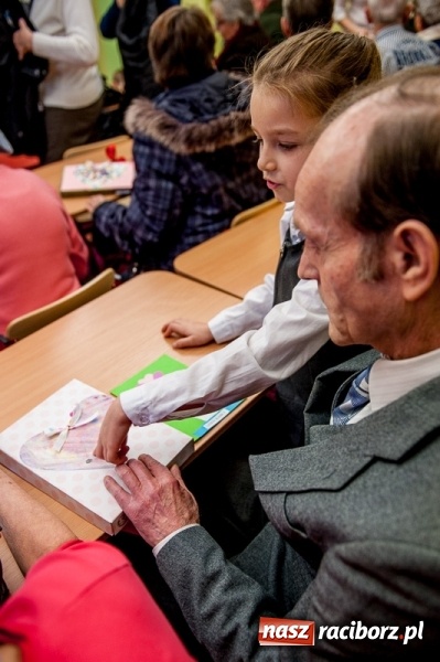 Zdjęcie w galerii na portalu naszraciborz.pl: Wczoraj w Szkole Podstawowej nr 13 dzieci świętowały Dzień Babci i Dziadka wiadomości z regionu