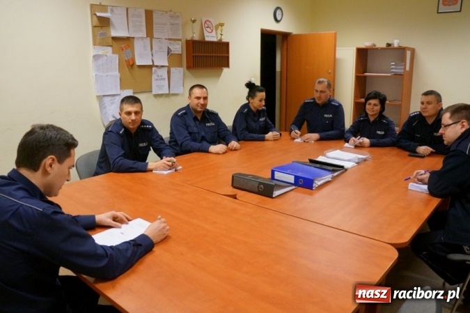 Zdjęcie w galerii na portalu naszraciborz.pl: Dzielnicowi kontrolowali pustostany i miejsca niebezpieczne   wiadomości z regionu