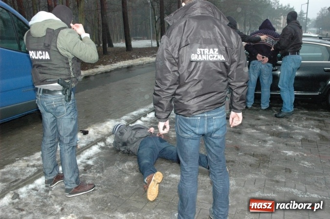 Zdjęcie w galerii na portalu naszraciborz.pl: Policjanci i raciborscy pogranicznicy rozbili zorganizowaną grupę przestępczą  wiadomości z regionu