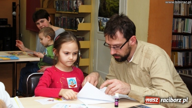 Zdjęcie w galerii na portalu naszraciborz.pl: Finał konkursu „Od przedszkola do książkowego mola” w bibliotece wiadomości z regionu