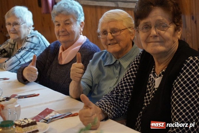 Zdjęcie w galerii na portalu naszraciborz.pl: Dyrektor szkoły i proboszcz z Babic odznaczeni przez emerytów  wiadomości z regionu