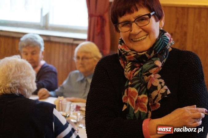 Zdjęcie w galerii na portalu naszraciborz.pl: Dyrektor szkoły i proboszcz z Babic odznaczeni przez emerytów  wiadomości z regionu