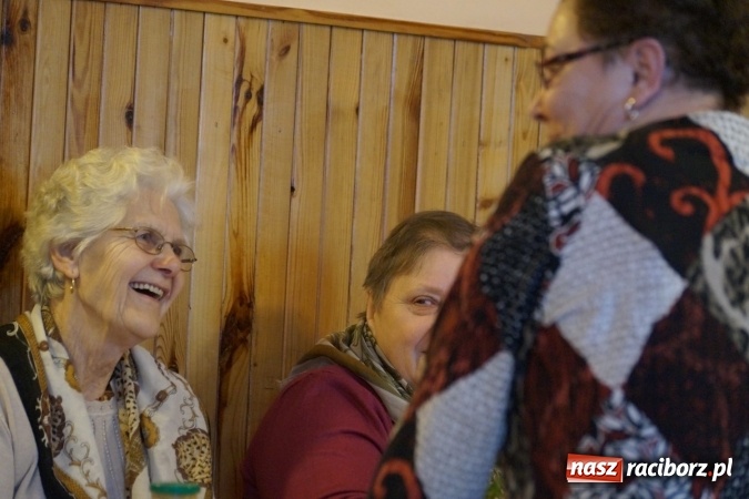 Zdjęcie w galerii na portalu naszraciborz.pl: Dyrektor szkoły i proboszcz z Babic odznaczeni przez emerytów  wiadomości z regionu