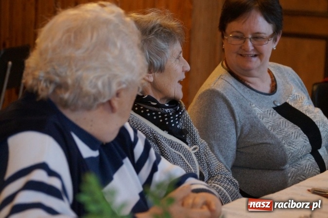 Zdjęcie w galerii na portalu naszraciborz.pl: Dyrektor szkoły i proboszcz z Babic odznaczeni przez emerytów  wiadomości z regionu
