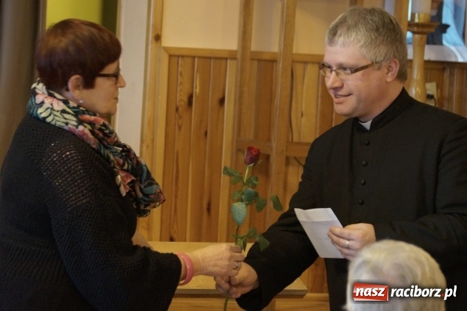 Zdjęcie w galerii na portalu naszraciborz.pl: Dyrektor szkoły i proboszcz z Babic odznaczeni przez emerytów  wiadomości z regionu