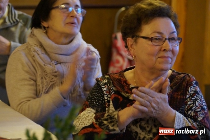 Zdjęcie w galerii na portalu naszraciborz.pl: Dyrektor szkoły i proboszcz z Babic odznaczeni przez emerytów  wiadomości z regionu