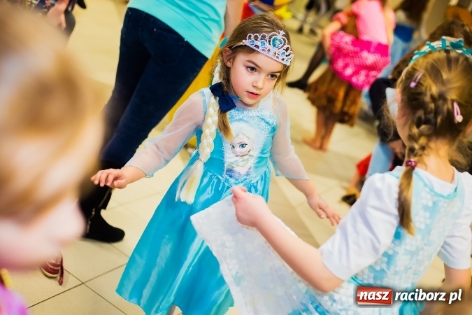 Zdjęcie w galerii na portalu naszraciborz.pl: Wielki bal przebierańców w Pietrowicach Wielkich wiadomości z regionu