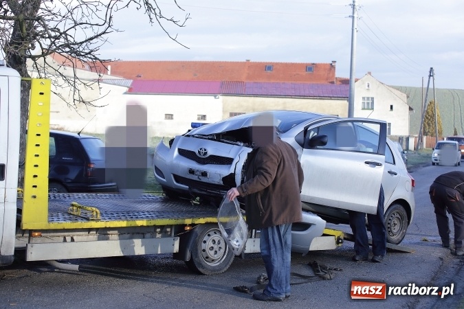 Zdjęcie w galerii na portalu naszraciborz.pl: Szklanka na jezdni i jedyne drzewo przy drodze - rozbita toyota w Ponięcicach wiadomości z regionu