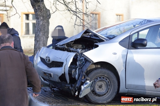 Zdjęcie w galerii na portalu naszraciborz.pl: Szklanka na jezdni i jedyne drzewo przy drodze - rozbita toyota w Ponięcicach wiadomości z regionu