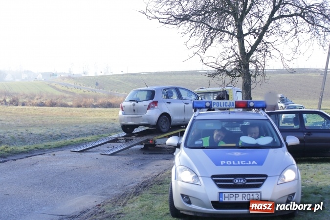 Zdjęcie w galerii na portalu naszraciborz.pl: Szklanka na jezdni i jedyne drzewo przy drodze - rozbita toyota w Ponięcicach wiadomości z regionu