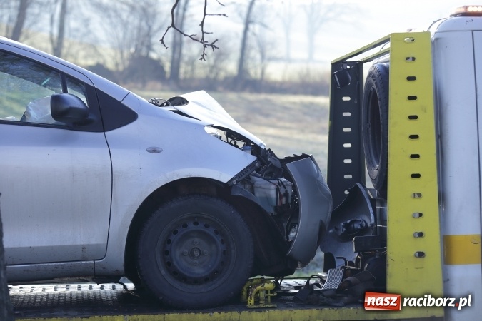 Zdjęcie w galerii na portalu naszraciborz.pl: Szklanka na jezdni i jedyne drzewo przy drodze - rozbita toyota w Ponięcicach wiadomości z regionu
