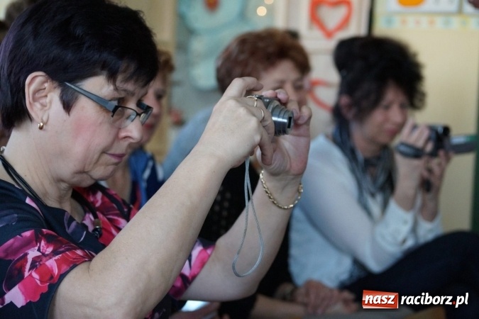 Zdjęcie w galerii na portalu naszraciborz.pl: Całusy i laurki dla babć i dziadków z Łęgu  wiadomości z regionu