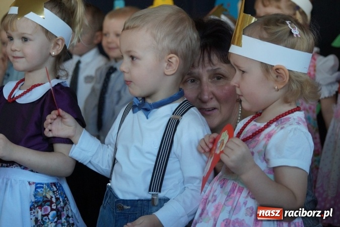 Zdjęcie w galerii na portalu naszraciborz.pl: Całusy i laurki dla babć i dziadków z Łęgu  wiadomości z regionu