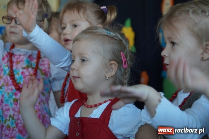 Zdjęcie w galerii na portalu naszraciborz.pl: Całusy i laurki dla babć i dziadków z Łęgu  wiadomości z regionu