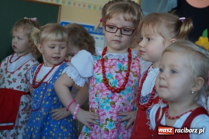 Zdjęcie w galerii na portalu naszraciborz.pl: Całusy i laurki dla babć i dziadków z Łęgu  wiadomości z regionu