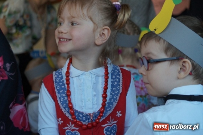 Zdjęcie w galerii na portalu naszraciborz.pl: Całusy i laurki dla babć i dziadków z Łęgu  wiadomości z regionu