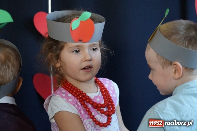 Zdjęcie w galerii na portalu naszraciborz.pl: Całusy i laurki dla babć i dziadków z Łęgu  wiadomości z regionu