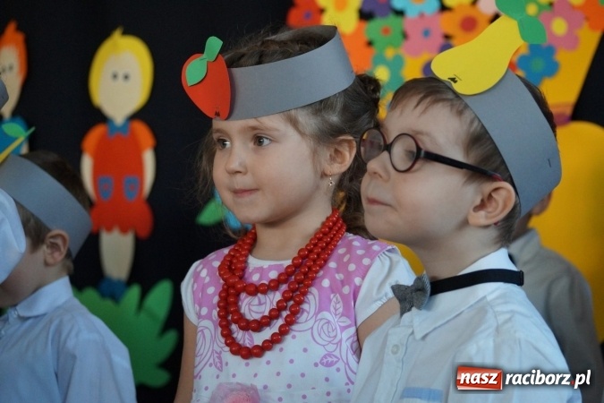 Zdjęcie w galerii na portalu naszraciborz.pl: Całusy i laurki dla babć i dziadków z Łęgu  wiadomości z regionu