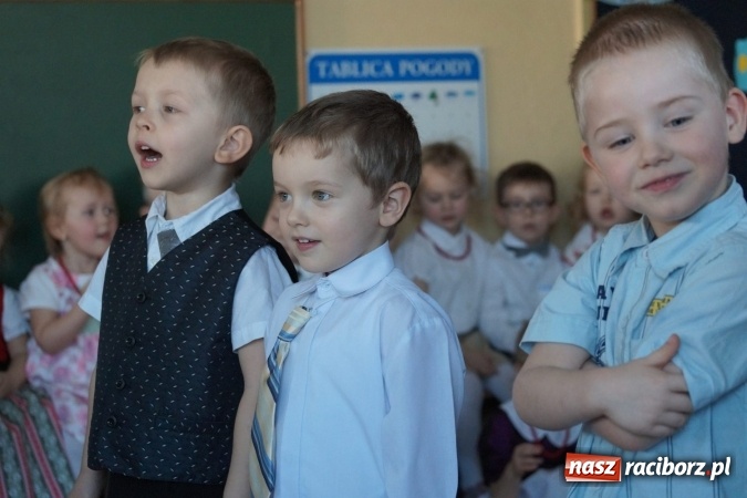 Zdjęcie w galerii na portalu naszraciborz.pl: Całusy i laurki dla babć i dziadków z Łęgu  wiadomości z regionu