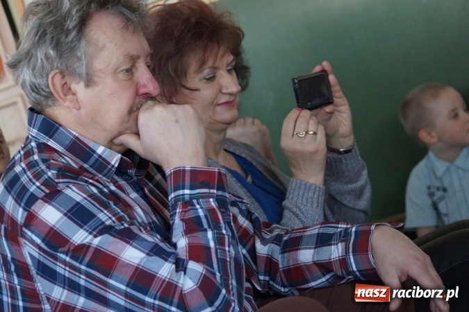 Zdjęcie w galerii na portalu naszraciborz.pl: Całusy i laurki dla babć i dziadków z Łęgu  wiadomości z regionu