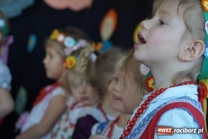 Zdjęcie w galerii na portalu naszraciborz.pl: Całusy i laurki dla babć i dziadków z Łęgu  wiadomości z regionu