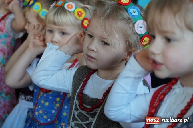 Zdjęcie w galerii na portalu naszraciborz.pl: Całusy i laurki dla babć i dziadków z Łęgu  wiadomości z regionu