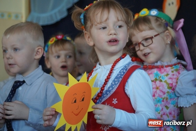 Zdjęcie w galerii na portalu naszraciborz.pl: Całusy i laurki dla babć i dziadków z Łęgu  wiadomości z regionu