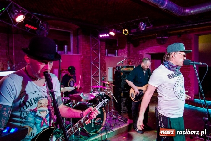 Zdjęcie w galerii na portalu naszraciborz.pl: Legenda polskiego rocka zagrała wczoraj w Raciborzu wiadomości z regionu