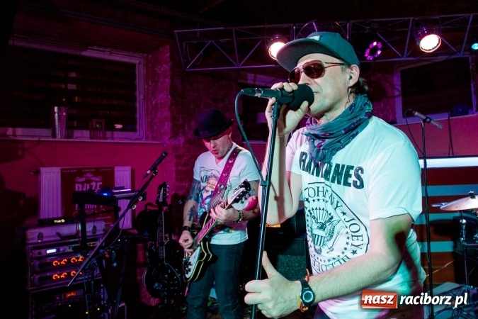 Zdjęcie w galerii na portalu naszraciborz.pl: Legenda polskiego rocka zagrała wczoraj w Raciborzu wiadomości z regionu