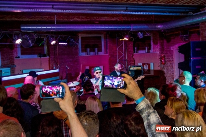 Zdjęcie w galerii na portalu naszraciborz.pl: Legenda polskiego rocka zagrała wczoraj w Raciborzu wiadomości z regionu